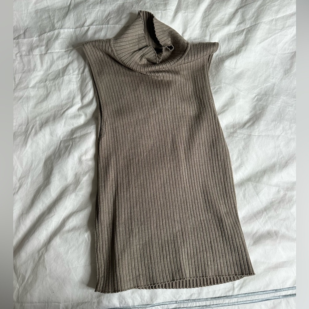 En Saison Ribbed Turtleneck in Size M